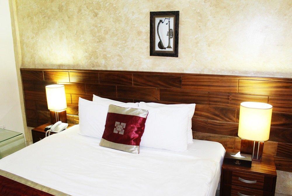 Airport West Hotel Acra Exterior foto