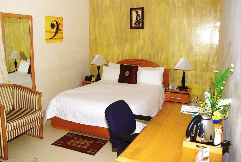 Airport West Hotel Acra Exterior foto
